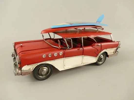 MadDeco Blikken Stationwagen Jaren 50 Rood Wit met Surfplank 28 cm