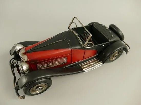 MadDeco blikken klassieke auto tweezitter rood zwart metaal 29 cm