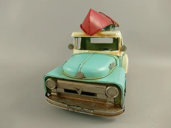 MadDeco blikken pickup truck met kano turquoise retro 32x15x18 cm