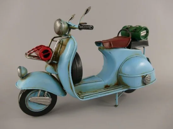 Vespa scooter miniatuur blik poederblauw MadDeco 28 cm