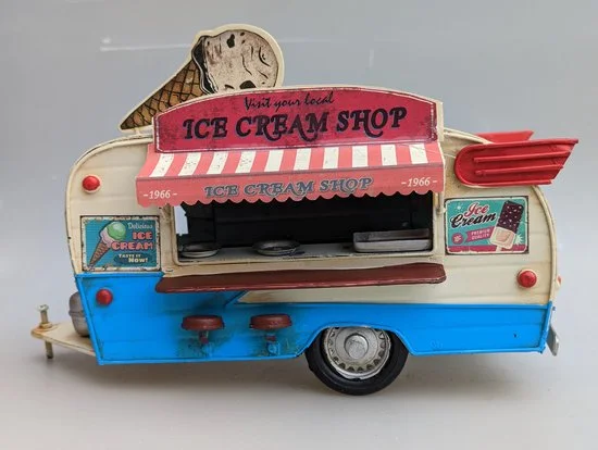 MadDeco vintage ice cream caravan blikken model lichtblauw 30 cm