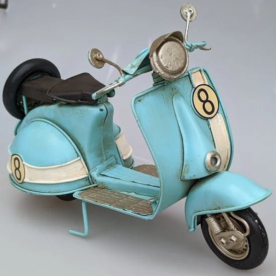MadDeco vintage blikken scooter lichtblauw metalen model 27 cm