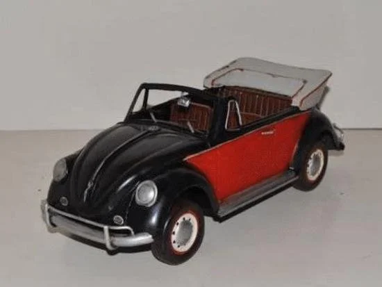 VW Kever cabrio decoratiemodel metaal rood-zwart MadDeco 32 cm